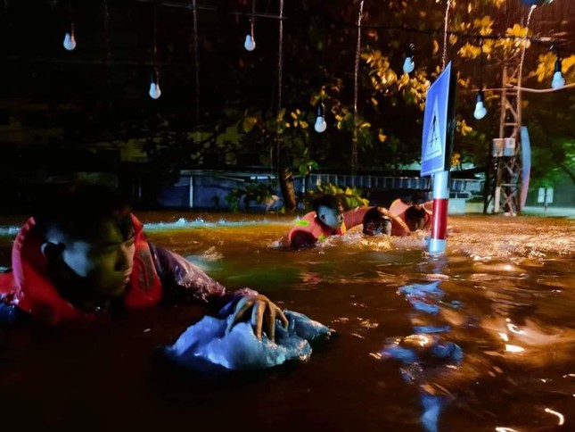 Căng dây giải cứu người dân Đà Nẵng giữa dòng nước dữ trong đêm - Ảnh 7.