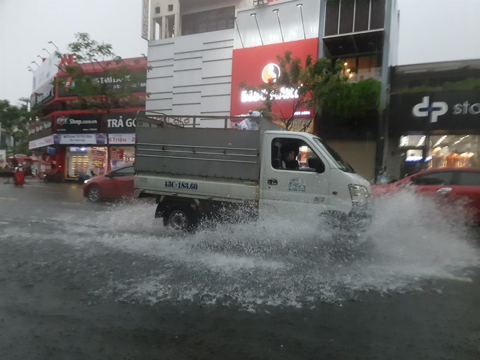 Bão số 5 gây mưa lớn, đường phố Đà Nẵng ngập, 2 tàu cá Khánh Hòa bị chìm - Ảnh 3.