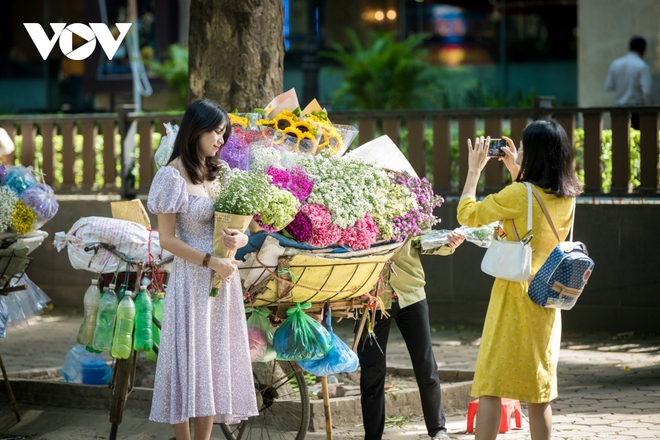 Mùa thu Hà Nội mang đến cho chúng ta những cảnh quan tuyệt đẹp, làm say đắm lòng người. Những điểm chụp ảnh mùa thu tại Hà Nội không chỉ đẹp mà còn rất ấn tượng. Hãy trắc nghiệm tâm hồn và ghi lại những khoảnh khắc đáng nhớ với bộ ảnh mùa thu này.