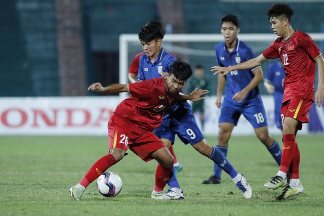 Vụ Chanathip mắng đàn em: Bóng đá Thái Lan đang rối nên cần HLV Kiatisuk trở về - Ảnh 2.