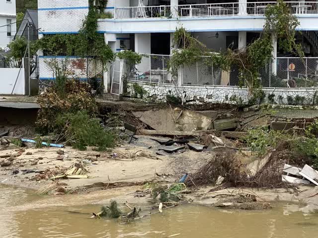 Đà Nẵng sau trận ngập lịch sử: 1 người tử vong, đường lên bán đảo Sơn Trà bị chia cắt - Ảnh 11.