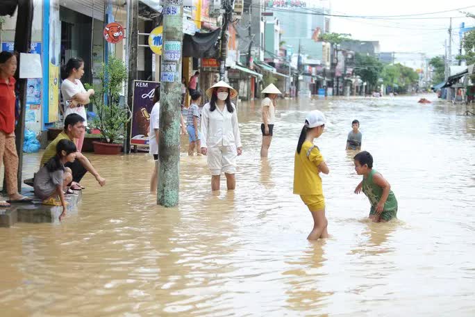 Vùng rốn lũ Quảng Nam ngập sâu, 1 cháu bé chết đuối - Ảnh 1.