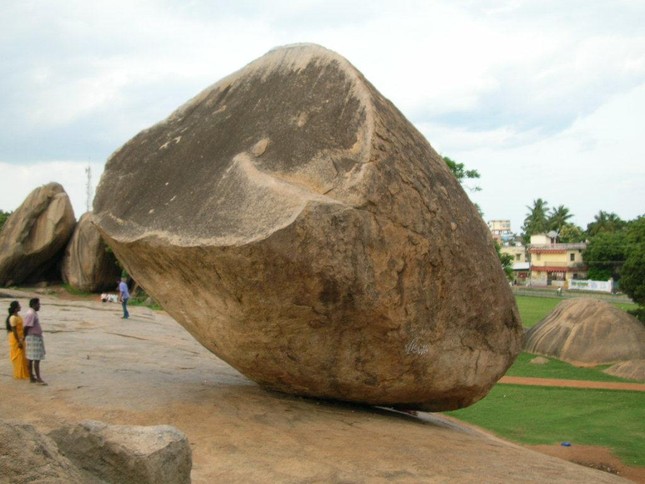 Bí ẩn tảng đá khổng lồ nằm nghiêng bên sườn dốc của Ấn Độ nhưng không ai có thể di chuyển - Ảnh 4.