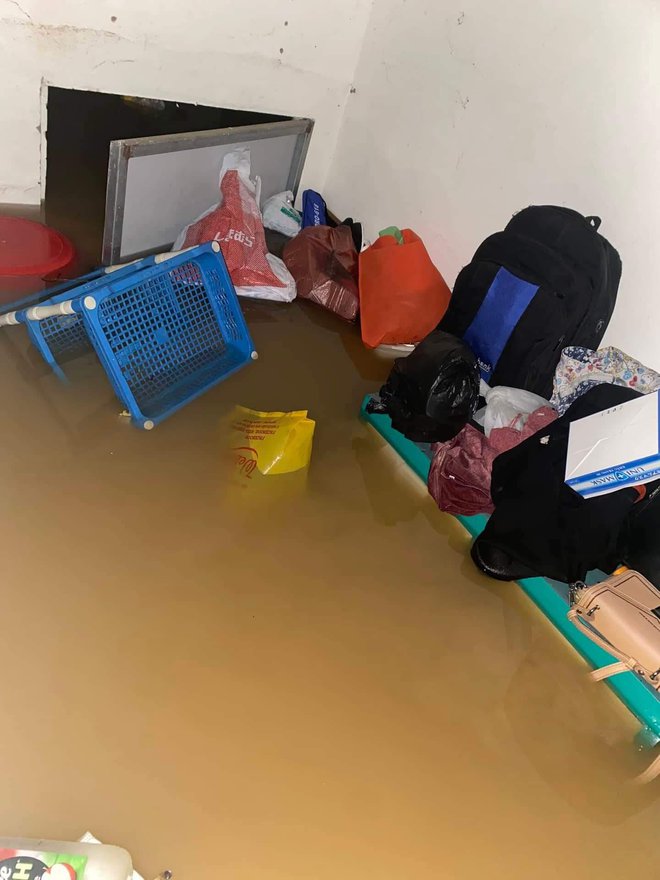 Phòng trọ ở Đà Nẵng tan hoang sau lụt, nhìn đồ đạc hư hỏng chỉ muốn bật khóc - Ảnh 3.