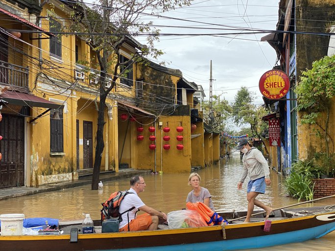 Vùng rốn lũ Quảng Nam ngập sâu, 1 cháu bé chết đuối - Ảnh 11.