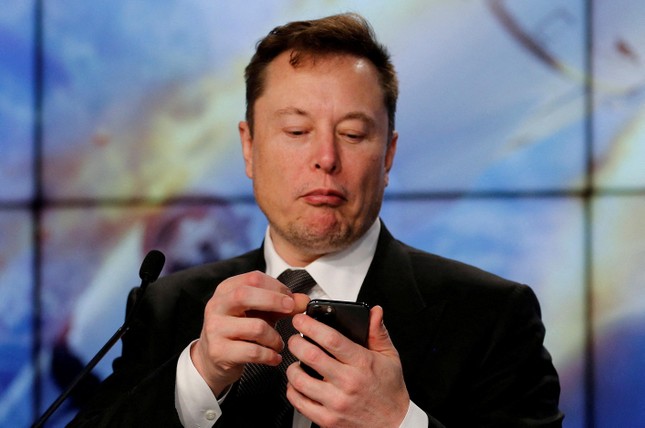Tỷ phú Elon Musk quay xe, tuyên bố tiếp tục tài trợ dịch vụ vệ tinh cho Ukraine - Ảnh 1.
