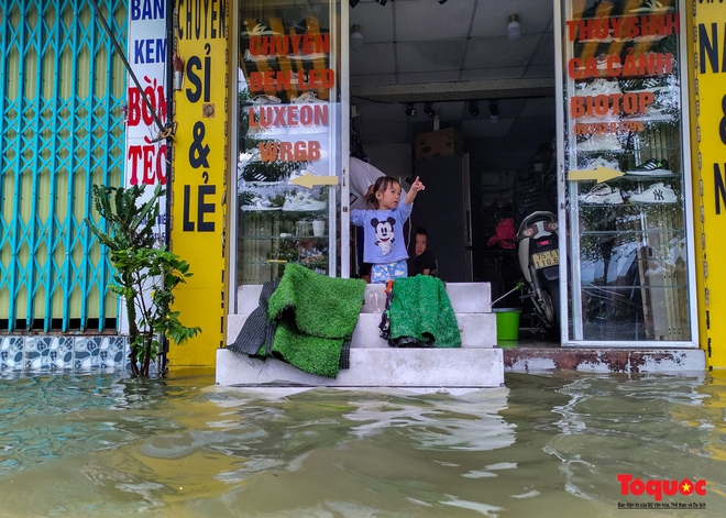  Khách Tây trải nghiệm đi thuyền giữa phố, người dân giăng lưới bắt cá bên Kinh thành Huế sau mưa  - Ảnh 5.