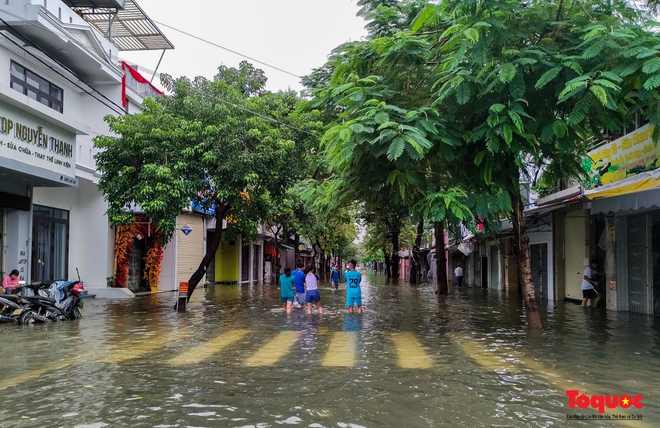  Khách Tây trải nghiệm đi thuyền giữa phố, người dân giăng lưới bắt cá bên Kinh thành Huế sau mưa  - Ảnh 4.