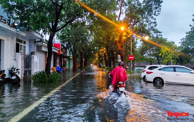  Khách Tây trải nghiệm đi thuyền giữa phố, người dân giăng lưới bắt cá bên Kinh thành Huế sau mưa  - Ảnh 14.