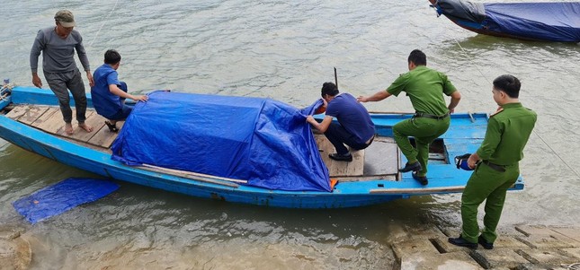 Bé trai 5 tuổi rơi xuống sông tử vong khi đi thả lưới cùng bố mẹ - Ảnh 1.