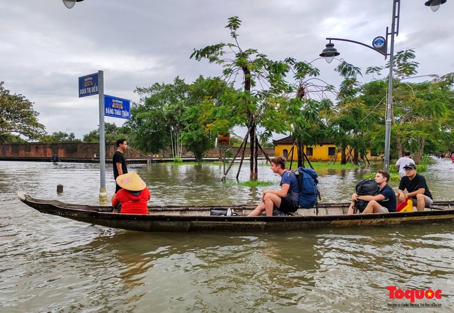  Khách Tây trải nghiệm đi thuyền giữa phố, người dân giăng lưới bắt cá bên Kinh thành Huế sau mưa  - Ảnh 11.