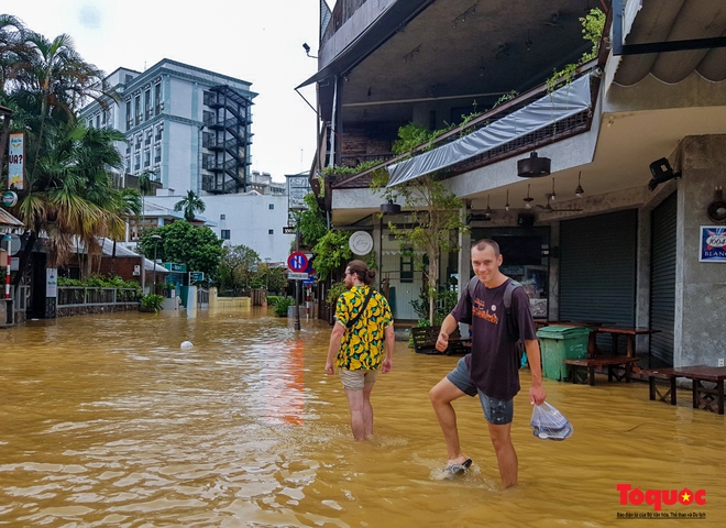  Khách Tây trải nghiệm đi thuyền giữa phố, người dân giăng lưới bắt cá bên Kinh thành Huế sau mưa  - Ảnh 10.