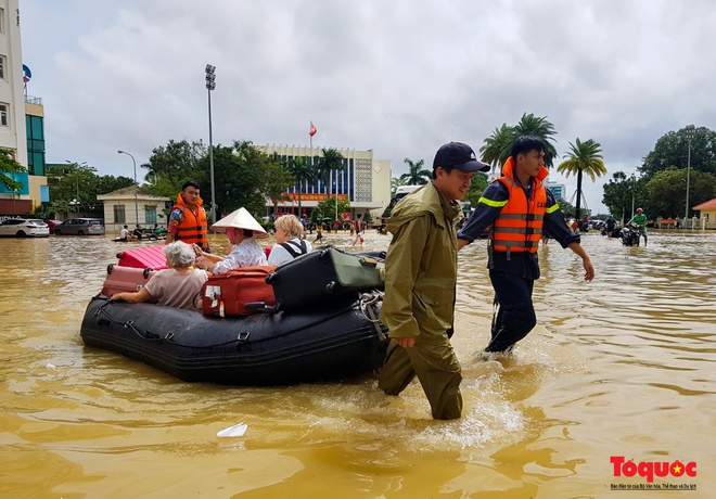  Khách Tây trải nghiệm đi thuyền giữa phố, người dân giăng lưới bắt cá bên Kinh thành Huế sau mưa  - Ảnh 9.