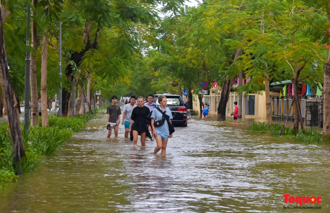  Khách Tây trải nghiệm đi thuyền giữa phố, người dân giăng lưới bắt cá bên Kinh thành Huế sau mưa  - Ảnh 8.