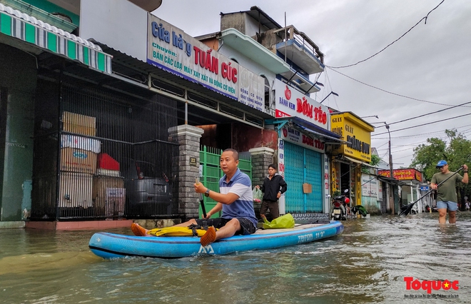  Khách Tây trải nghiệm đi thuyền giữa phố, người dân giăng lưới bắt cá bên Kinh thành Huế sau mưa  - Ảnh 7.