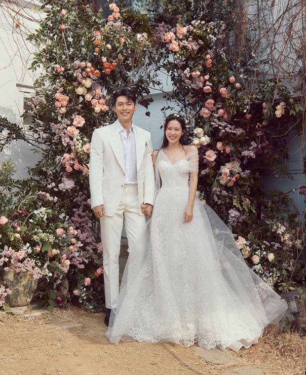 Vợ chồng Hyun Bin - Son Ye Jin tách nhau đi 2 đám cưới quan trọng, động thái nhỏ mà hoá ra cực kỳ tinh tế - Ảnh 3.
