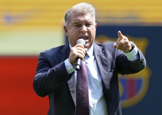 Chủ tịch Barca vào tận phòng thay đồ hỏi tội trọng tài sau trận thua Real - Ảnh 1.