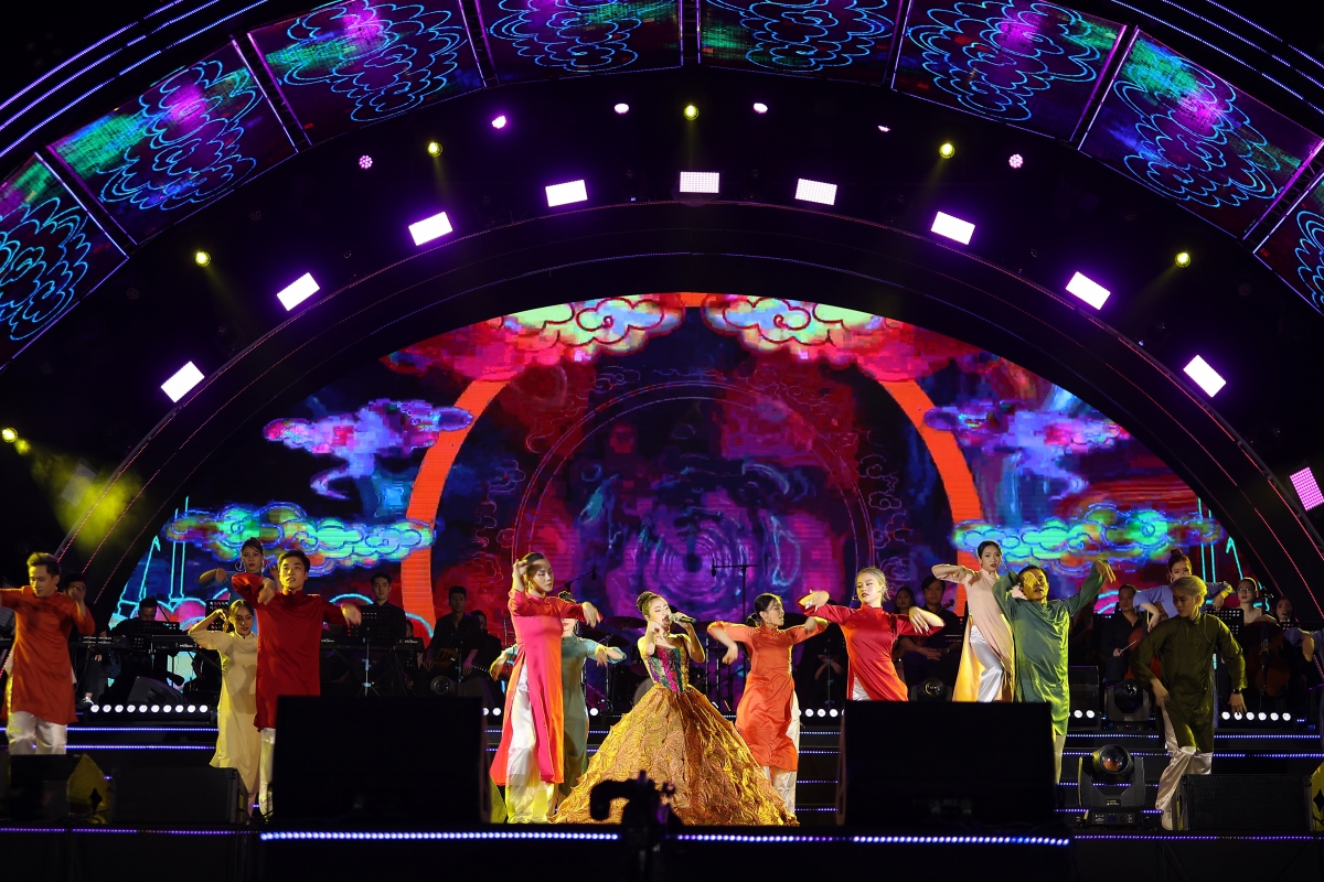 Tùng Dương, Hoàng Thùy Linh cháy hết mình trong đêm gala chia tay Sao Mai 2022 - Ảnh 4. Tùng Dương, Hoàng Thùy Linh cháy hết mình trong đêm gala chia tay Sao Mai 2022 - Ảnh 4.