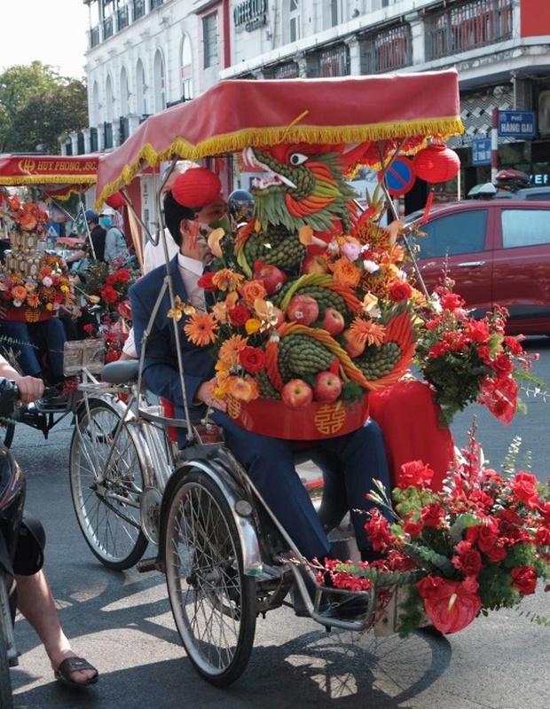  Hoa hậu Mỹ Linh rạng rỡ trong lễ ăn hỏi, chú rể Đỗ Vinh Quang đi xích lô đón dâu - Ảnh 10.