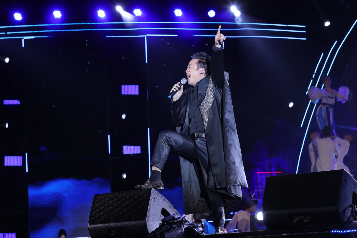 Tùng Dương, Hoàng Thùy Linh cháy hết mình trong đêm gala chia tay Sao Mai 2022 - Ảnh 3. Tùng Dương, Hoàng Thùy Linh cháy hết mình trong đêm gala chia tay Sao Mai 2022 - Ảnh 3.