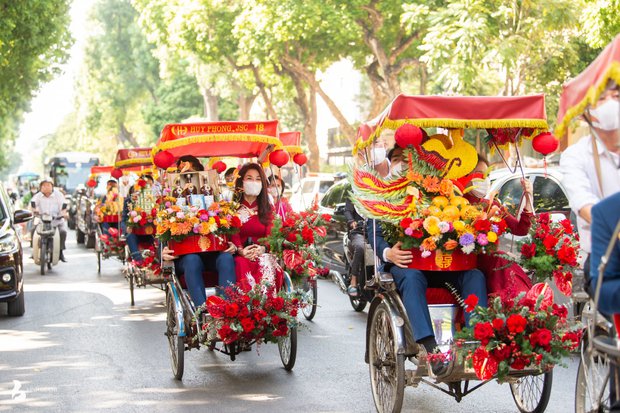  Hoa hậu Mỹ Linh rạng rỡ trong lễ ăn hỏi, chú rể Đỗ Vinh Quang đi xích lô đón dâu - Ảnh 8.