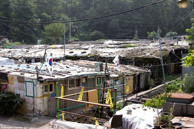  Những hình ảnh đằng sau sự hào nhoáng và hoa lệ của “khu phố nhà giàu” Gangnam  - Ảnh 6.