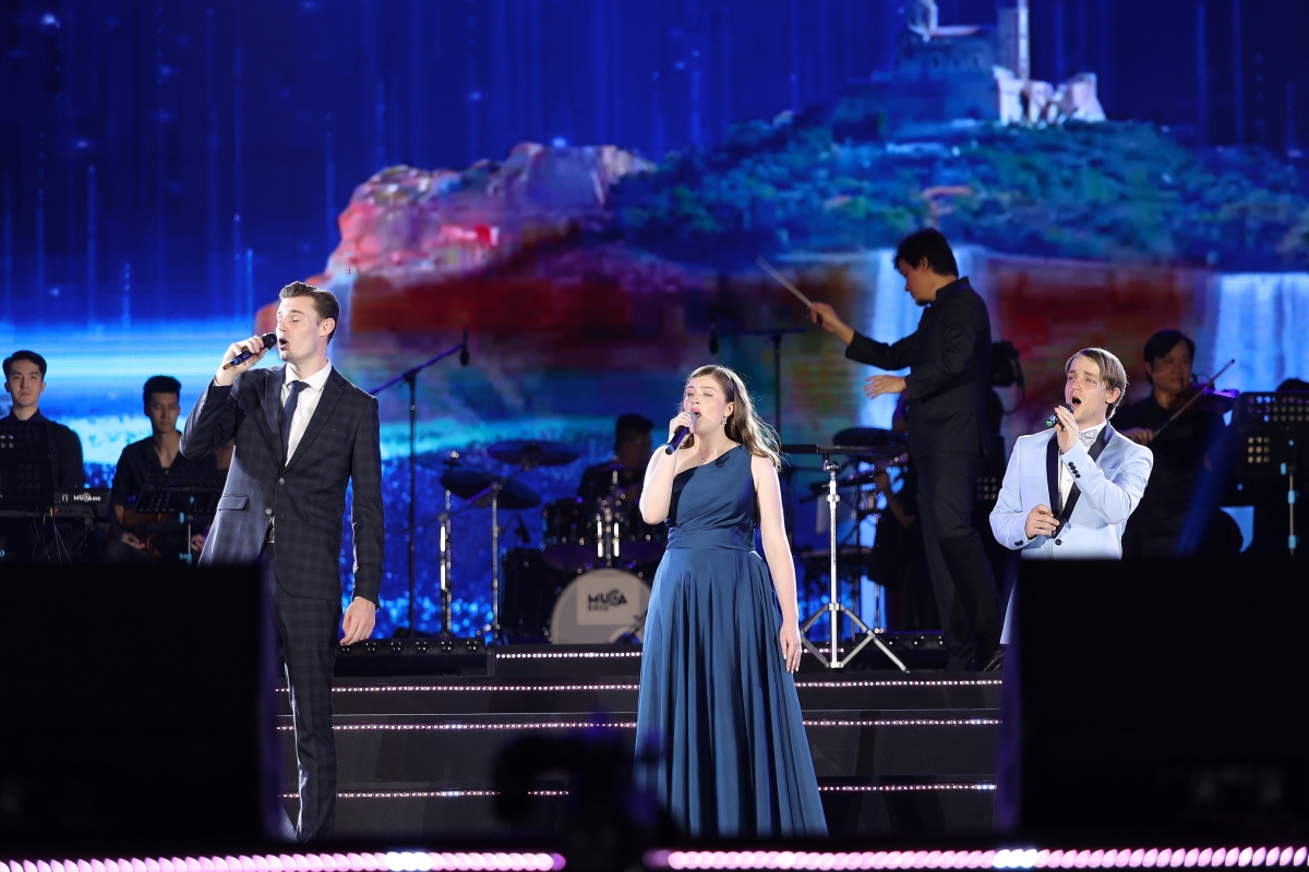 Tùng Dương, Hoàng Thùy Linh cháy hết mình trong đêm gala chia tay Sao Mai 2022 - Ảnh 1. Tùng Dương, Hoàng Thùy Linh cháy hết mình trong đêm gala chia tay Sao Mai 2022 - Ảnh 1.