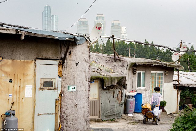  Những hình ảnh đằng sau sự hào nhoáng và hoa lệ của “khu phố nhà giàu” Gangnam  - Ảnh 4.