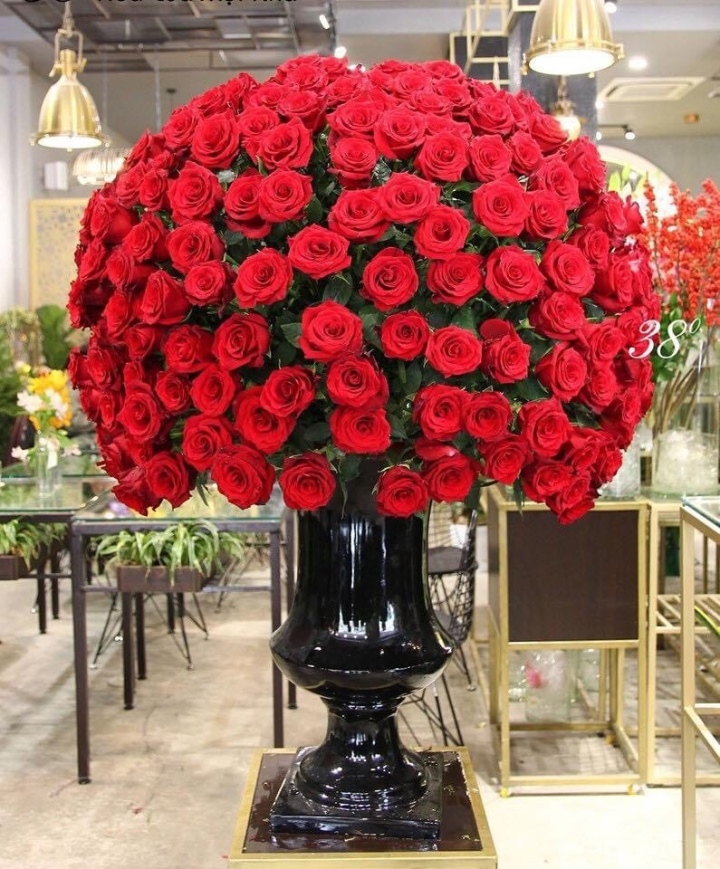 Cận cảnh những bó hoa 20/10 giá hàng chục triệu đồng - Ảnh 4. Cận cảnh những bó hoa 20/10 giá hàng chục triệu đồng - Ảnh 4.