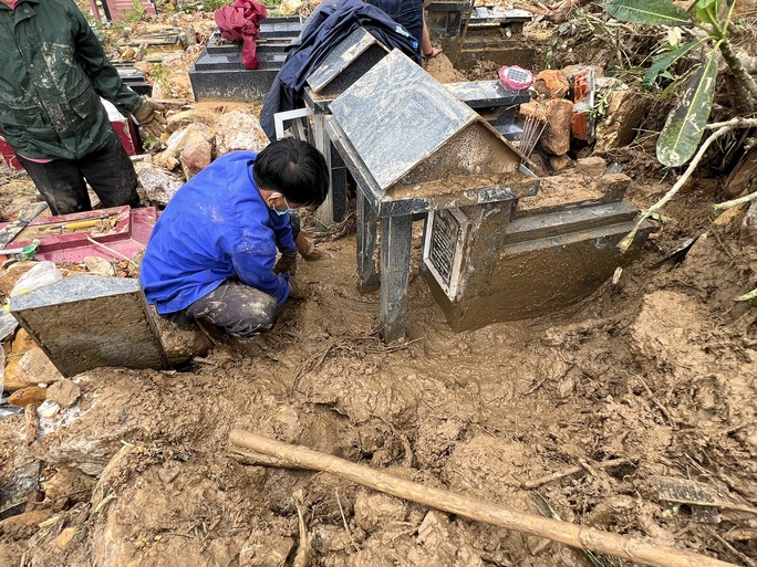 Nghĩa trang lớn nhất Đà Nẵng: 610 ngôi mộ bị vùi lấp, quân và dân cùng khắc phục hậu quả - Ảnh 3.