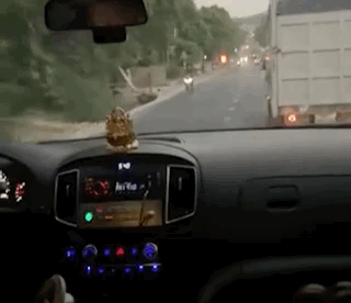 Xe cứu thương chở bệnh nhân nguy kịch, xe tải quyết không nhường đường