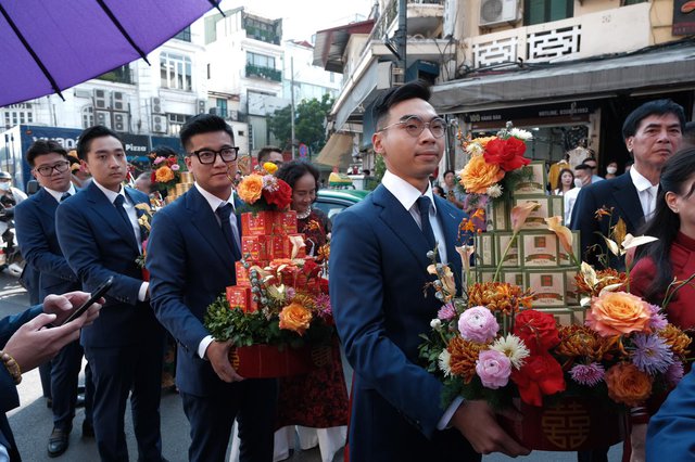  Toàn cảnh lễ ăn hỏi Hoa hậu Đỗ Mỹ Linh: Cô dâu chú rể ngọt ngào, quy tụ dàn mỹ nhân Việt - Ảnh 11.