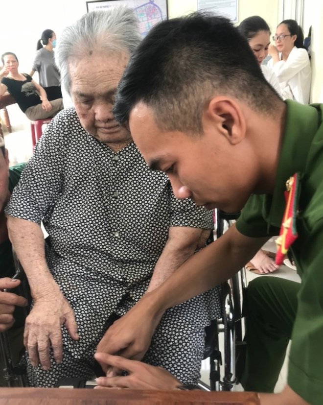 Nghẹn ngào tang lễ Trung úy tử nạn trong mưa lũ ở Đà Nẵng: Nó nói đưa bà con ra khỏi vùng nguy hiểm rồi về liền... - Ảnh 6.