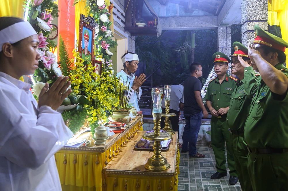 Nghẹn ngào tang lễ Trung úy tử nạn trong mưa lũ ở Đà Nẵng: Nó nói đưa bà con ra khỏi vùng nguy hiểm rồi về liền... - Ảnh 1.