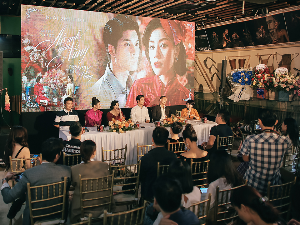 Sao Mai Nguyễn Thu Hằng ra mắt MV Áo anh màu nắng do Phạm Phương Thảo sáng tác - Ảnh 2.