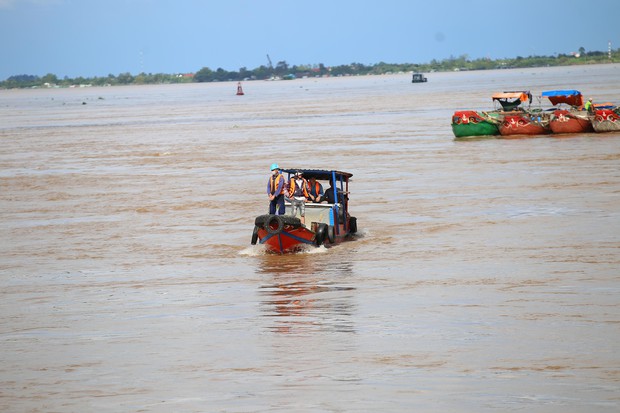  Cha, vợ nạn nhân mất tích trong vụ sập sàn cầu Mỹ Thuận 2 chờ đợi trong vô vọng - Ảnh 11.