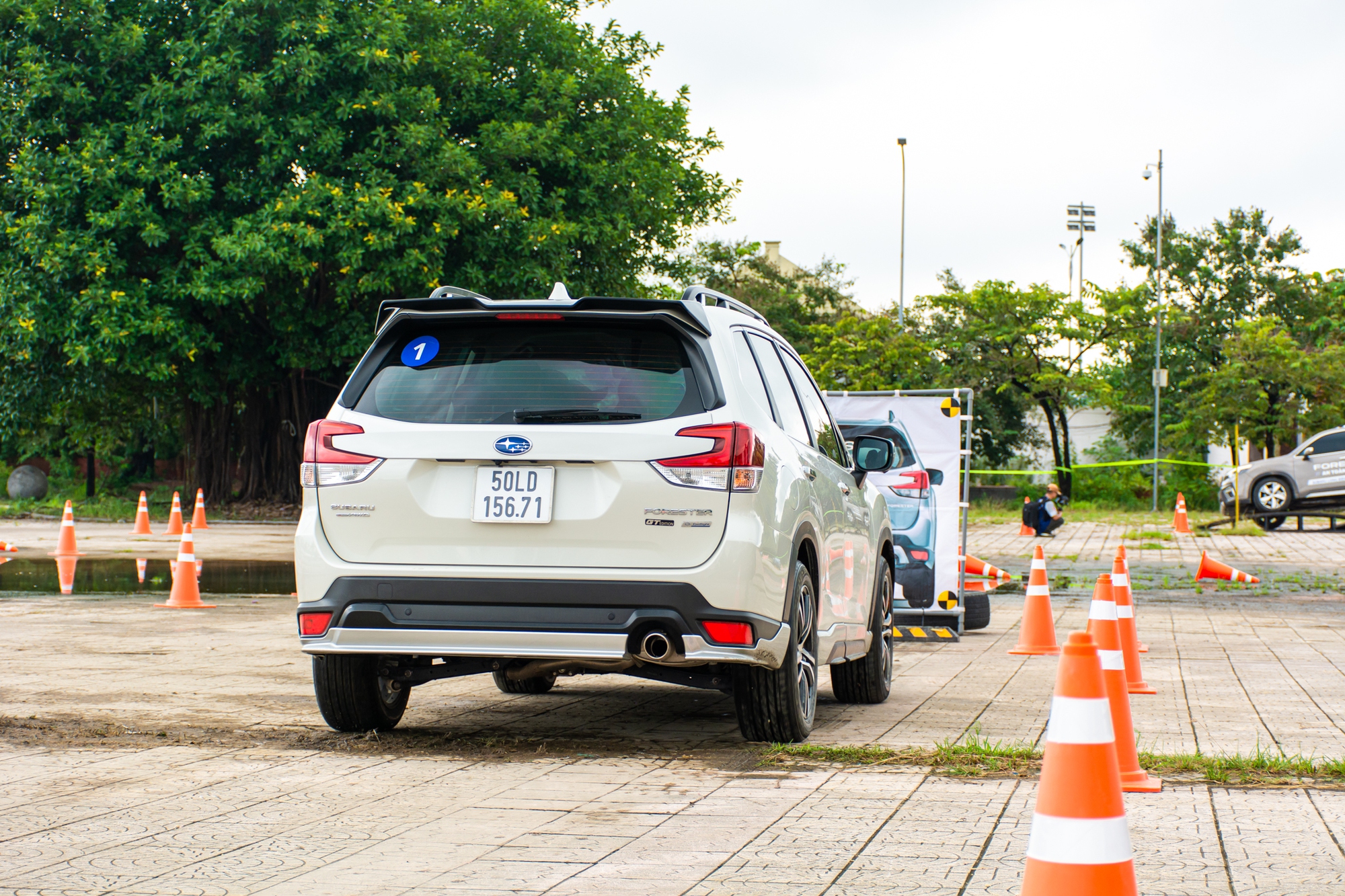 Đốt gần 200 triệu tiền lốp, tay đua người Anh khiến người dân Hà Nội đổ xô tới xem: May mắn còn được ngồi lên xe trải nghiệm cùng - Ảnh 18.