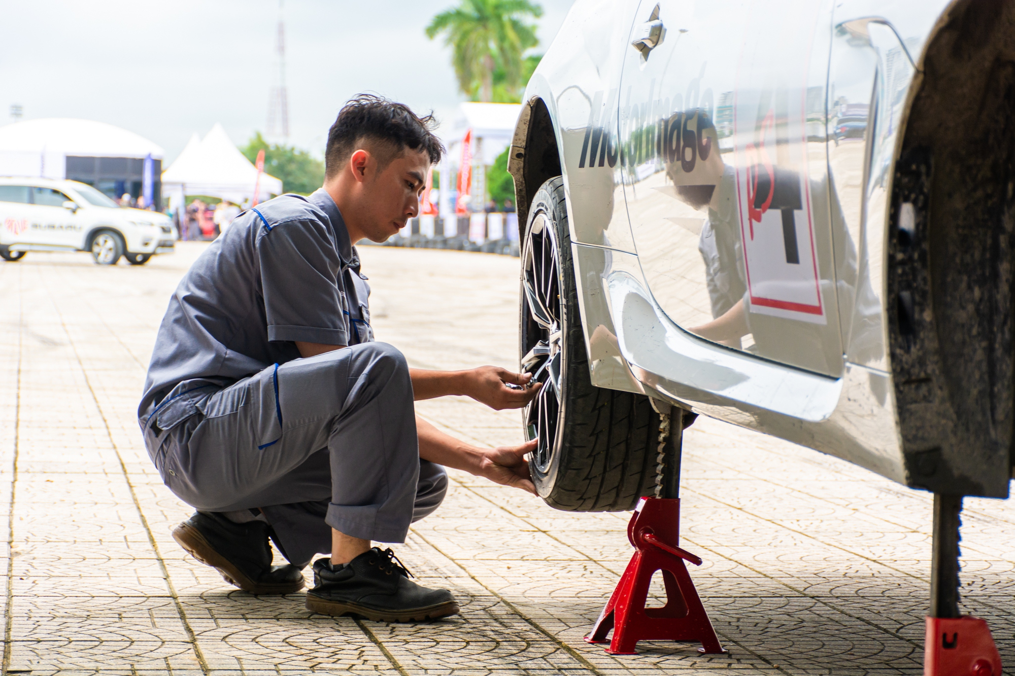 Đốt gần 200 triệu tiền lốp, tay đua người Anh khiến người dân Hà Nội đổ xô tới xem: May mắn còn được ngồi lên xe trải nghiệm cùng - Ảnh 4.