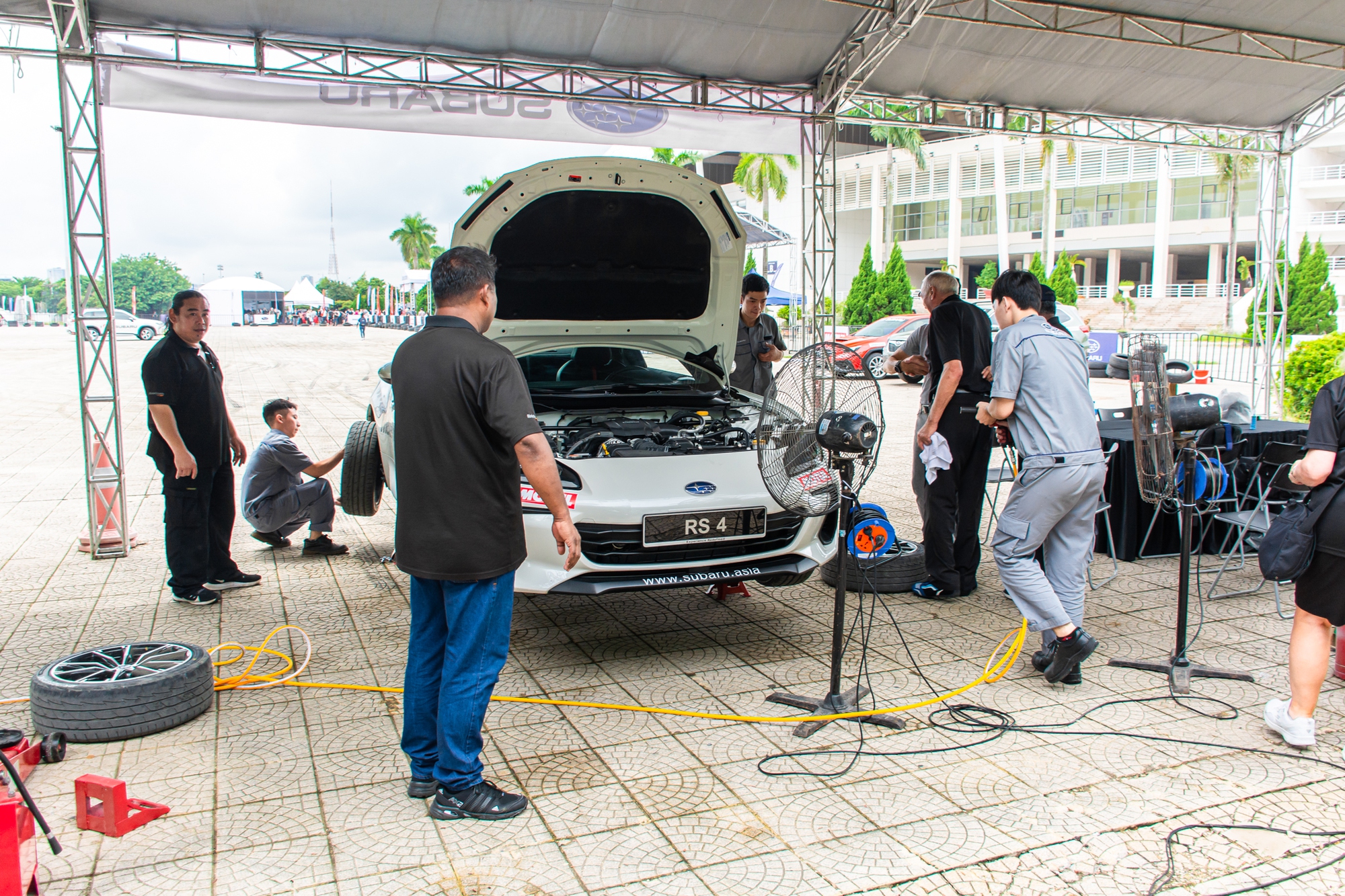 Đốt gần 200 triệu tiền lốp, tay đua người Anh khiến người dân Hà Nội đổ xô tới xem: May mắn còn được ngồi lên xe trải nghiệm cùng - Ảnh 3.