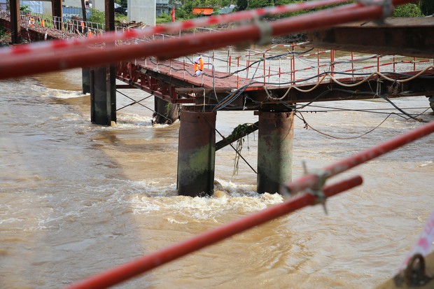  Cha, vợ nạn nhân mất tích trong vụ sập sàn cầu Mỹ Thuận 2 chờ đợi trong vô vọng - Ảnh 9.