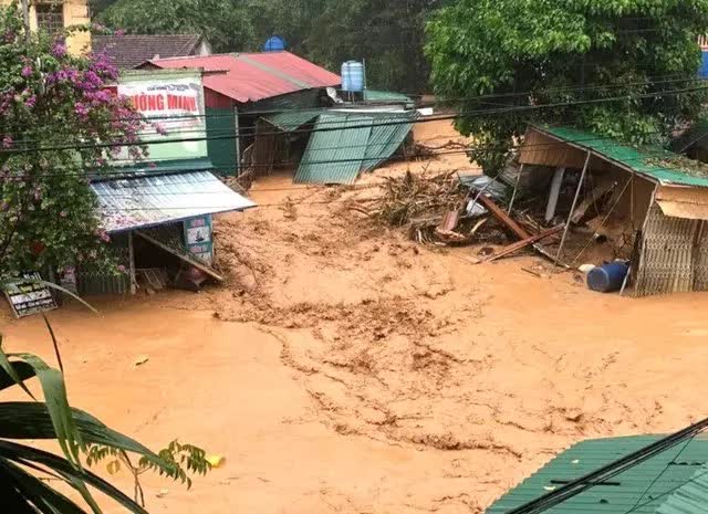 Lũ quét cuốn trôi cả nhà, ô tô ở huyện miền núi Nghệ An - Ảnh 15.