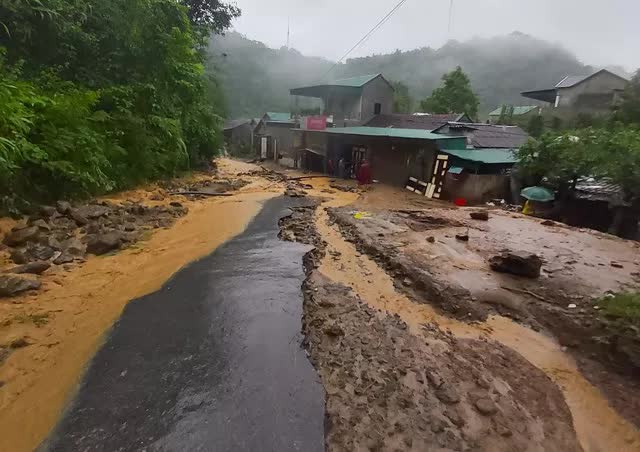 Bé gái 4 tháng tuổi bị lũ quét cuốn trôi ở Nghệ An - Ảnh 18.