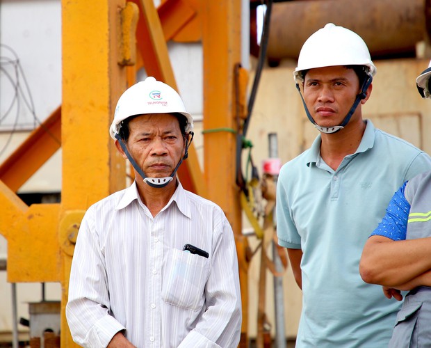  Cha, vợ nạn nhân mất tích trong vụ sập sàn cầu Mỹ Thuận 2 chờ đợi trong vô vọng - Ảnh 6.