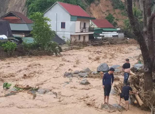 Bé gái 4 tháng tuổi bị lũ quét cuốn trôi ở Nghệ An - Ảnh 15.