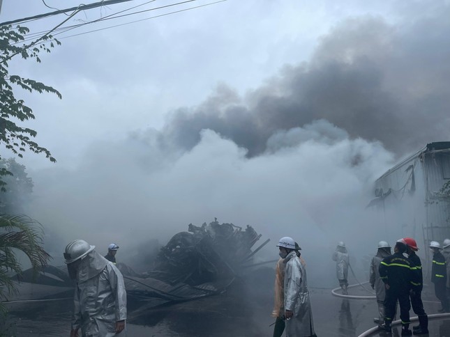Một người chết trong vụ cháy nhà kho xưởng ở quận Hà Đông - Ảnh 2.