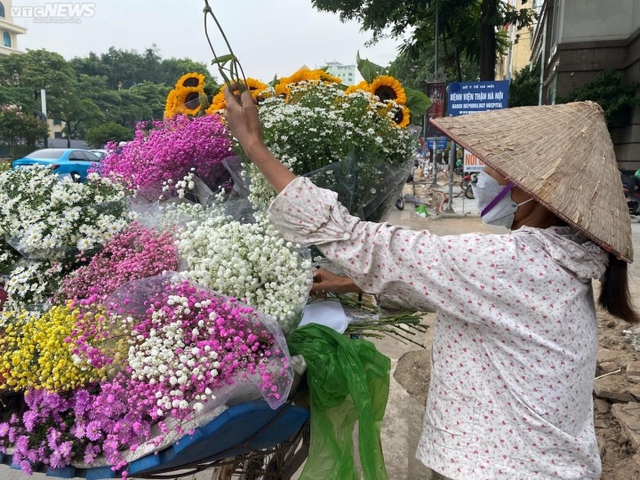  Rong ruổi khắp Hà Nội, gánh hàng hoa bán được chục triệu đồng mỗi ngày dịp 20/10  - Ảnh 5.