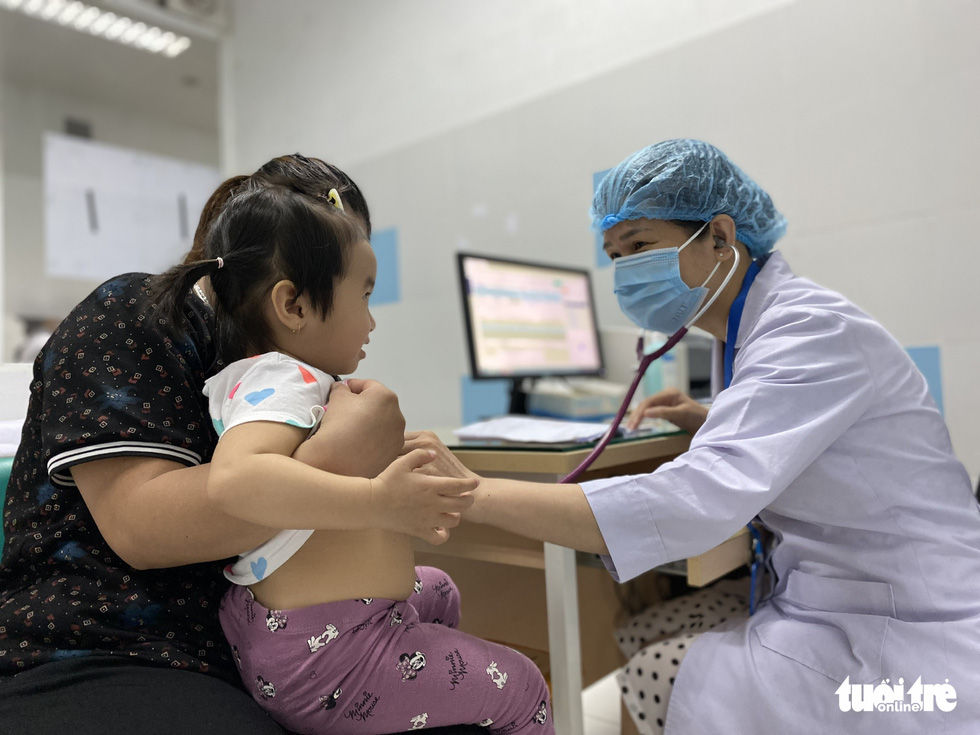 Bệnh hô hấp vào mùa, rồng rắn xếp hàng chờ khám ở Bệnh viện Nhi đồng 2 - Ảnh 3. Bệnh hô hấp vào mùa, rồng rắn xếp hàng chờ khám ở Bệnh viện Nhi đồng 2 - Ảnh 3.