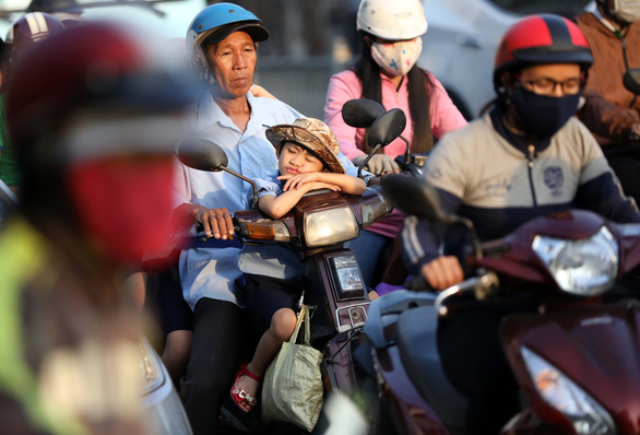 Giờ vào lớp quá sớm: Học sinh đờ đẫn vì thiếu ngủ, phụ huynh cuống cuồng đánh vật mỗi sáng - Ảnh 2.