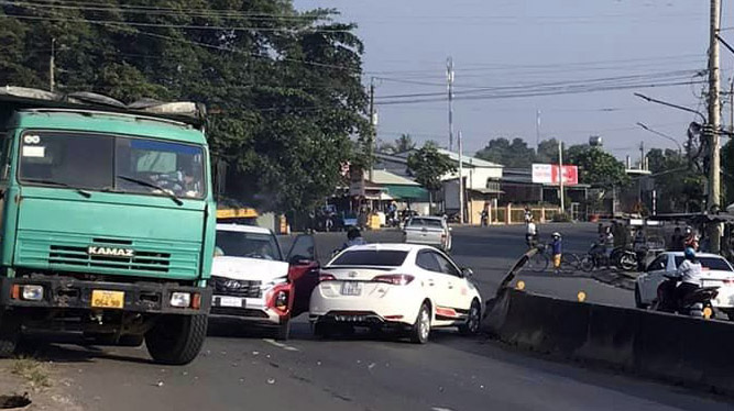 Đằng sau những bức ảnh TNGT: Buồn ngủ đâm dải phân cách, tài xế Vios khiến Hyundai Tucson đổ lệ - Ảnh 1.