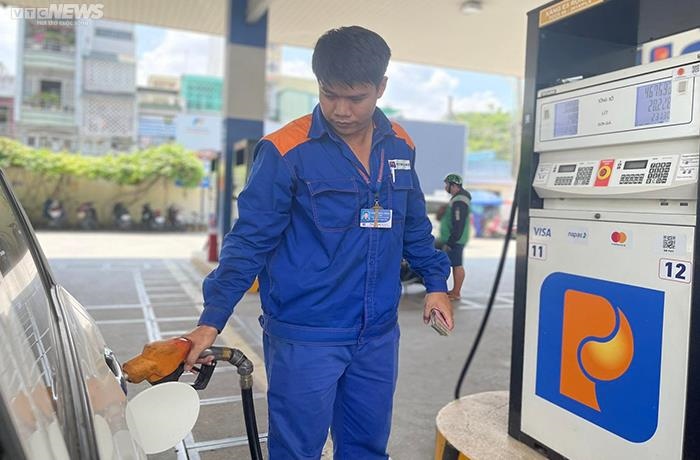 Giá xăng tăng nhẹ hơn 300 đồng/lít - Ảnh 1. Giá xăng tăng nhẹ hơn 300 đồng/lít - Ảnh 1.